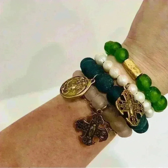 Emerald Green Recycled African Glass Bracelet, With Antiqued Gold Spacer - Picture 2 of 2